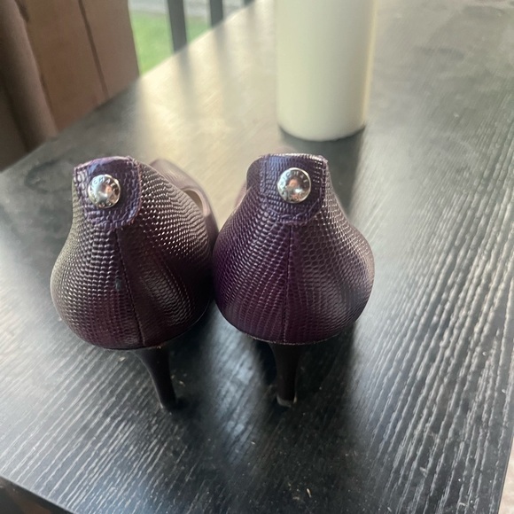 Michael Kors Purple Embossed Leather Pumps Size 6/6.5 - Picture 4 of 7